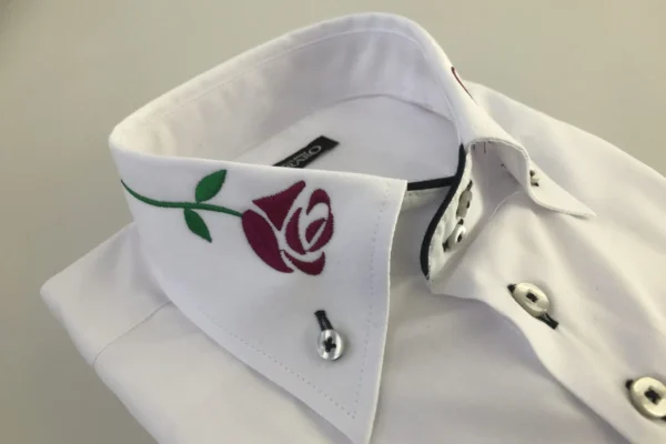 Hemd bestickt mit Rose Hemd bestickt mit Rose
