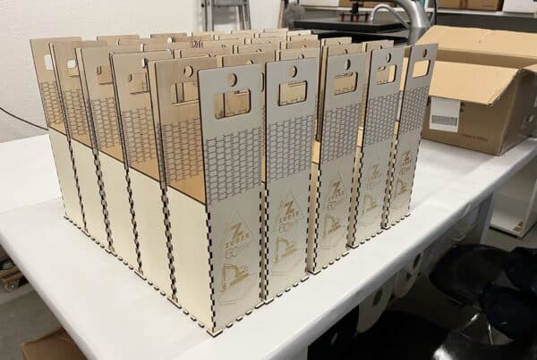 Weinflaschen Verpackung aus Holz mit Lasergravur