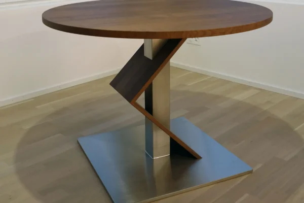 Tisch-rund-nussbaum-scaled Ladenbau und Spezialprojekte